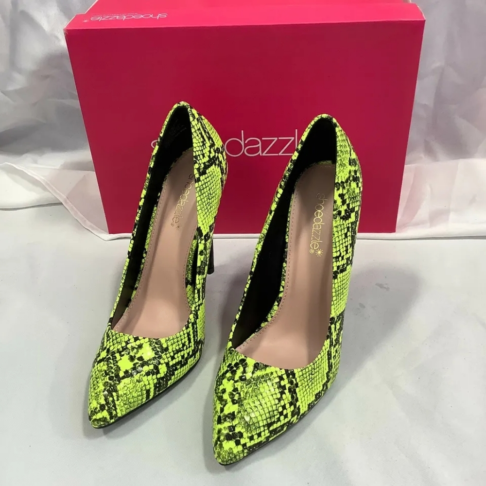 Pretty Mess Pointed Toe Snake Chartreuse Pump Heel NWOT